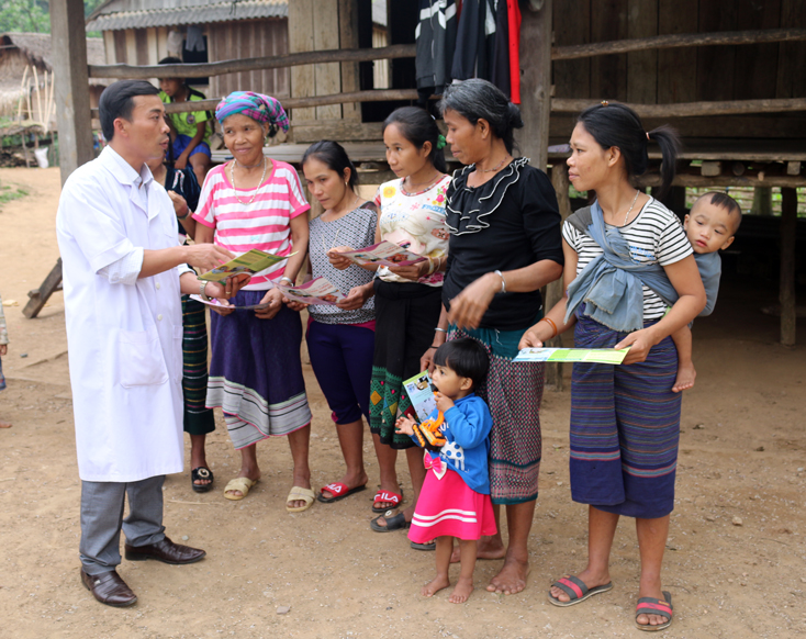 Bác sỹ Đinh Xuân Thái đang tuyên truyền, tư vấn về phòng, chống dịch bệnh cho bàn con ở bản Hưng, xã Trọng Hóa.