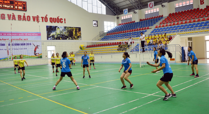Trận đấu khai mạc giải bóng chuyền nữ truyền thống Công an tỉnh.