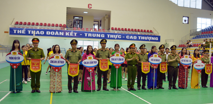 Đại diện lãnh đạo Công an tỉnh trao cờ lưu niệm các đội tham gia giải.
