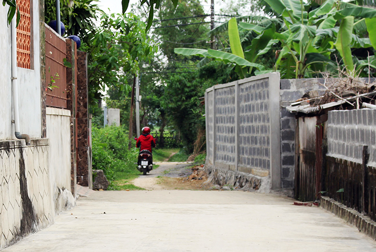 Việc xây lấn tường rào lấn ra đường khiến trục đường giao thông thôn Nguyệt Áng trở thành “thắt nút cổ chai”.