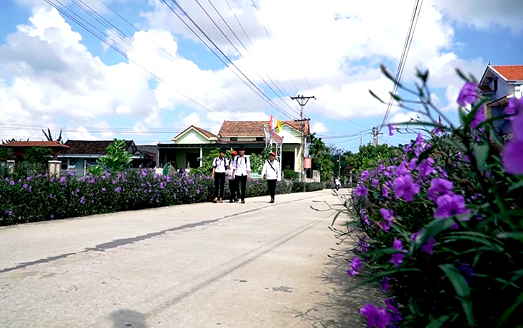 Một đoạn đường “kiểu mẫu” trong khu dân cư Mai Hạ (xã Xuân Thủy, huyện Lệ Thủy).     