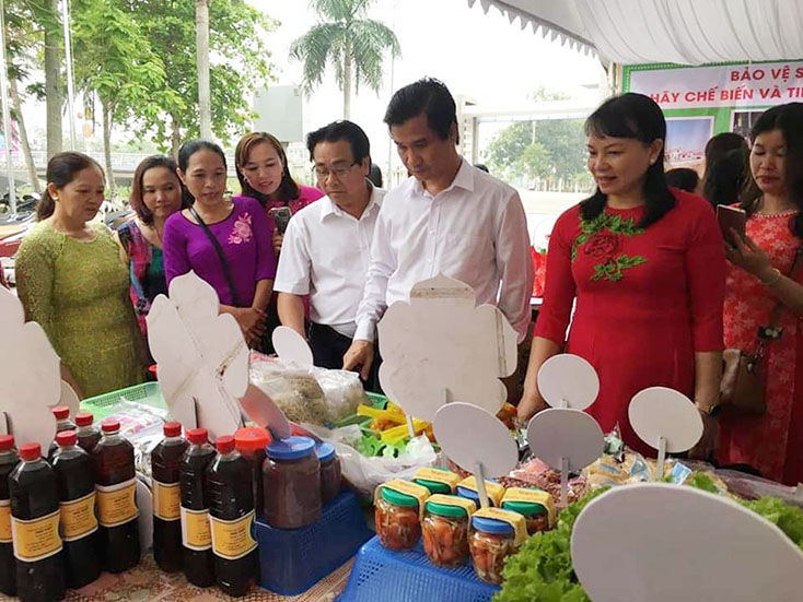 Gian hàng trưng bày các sản phẩm truyền thống thu hút đông đảo người dân đến xem và mua sắm.