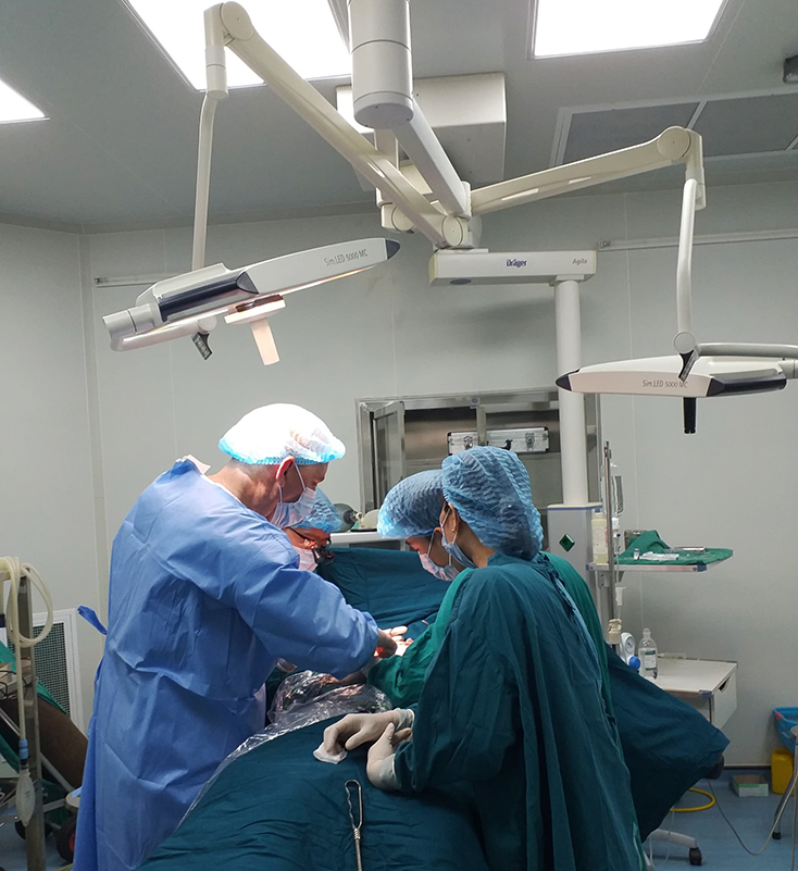 Các bác sỹ tiến hành phẫu thuật cho bệnh nhân.