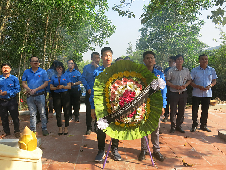 Dâng hương tại chiến khu Trung Thuần