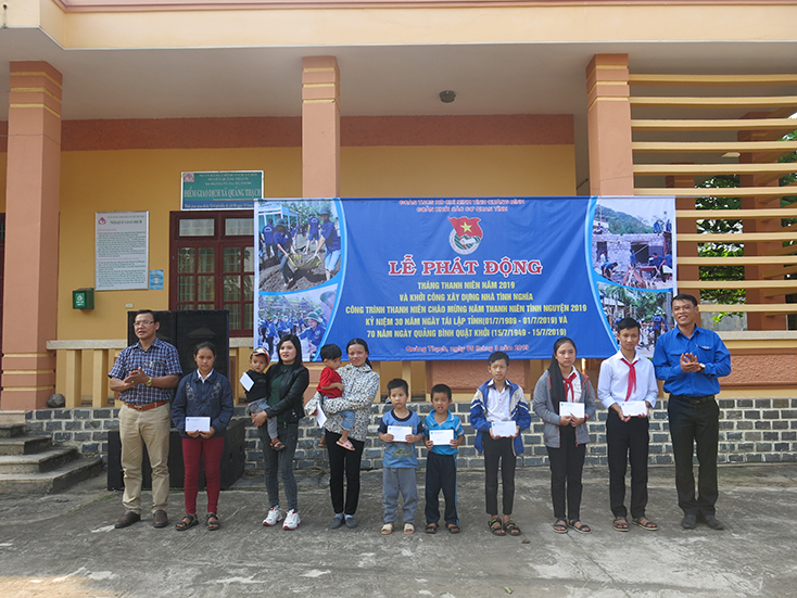 Tặng quà cho học sinh nghèo có hoàn cảnh khó khăn trên địa bàn