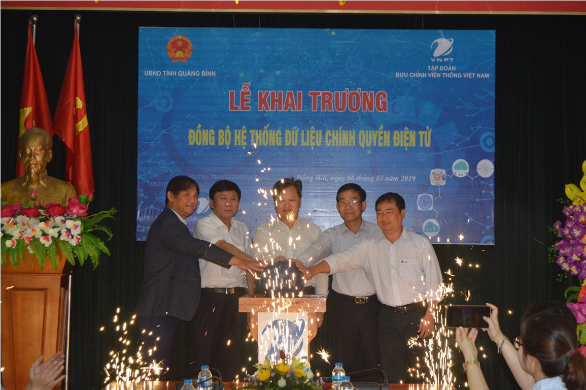 Đồng chí Phó Chủ tịch UBND tỉnh Nguyễn Tiến Hoàng và các đại biểu nhấn nút khai trương đồng bộ hệ thống dữ liệu chính quyền điện tử.