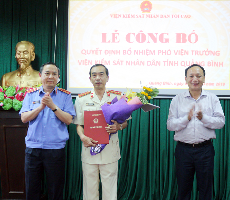 Đồng chí Bùi Mạnh Cường, Phó Bí thư Ban cán sự Đảng, Phó Viện trưởng VKSND Tối cao trao quyết định bổ nhiệm chức vụ Phó Viện trưởng VKSND tỉnh cho đồng chí Nguyễn Thái Bình. 