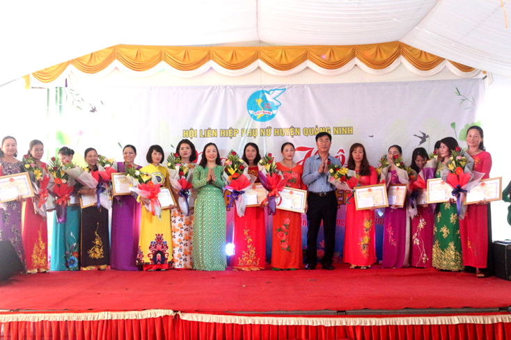 Lãnh đạo huyện Quảng Ninh tuyên dương, khen thưởng các gương phụ nữ điển hình trong phát triển kinh tế.