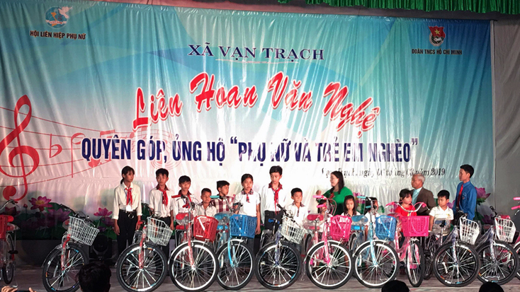 Các đơn vị phối hợp trao tặng xe đạp cho học sinh có hoàn cảnh khó khăn