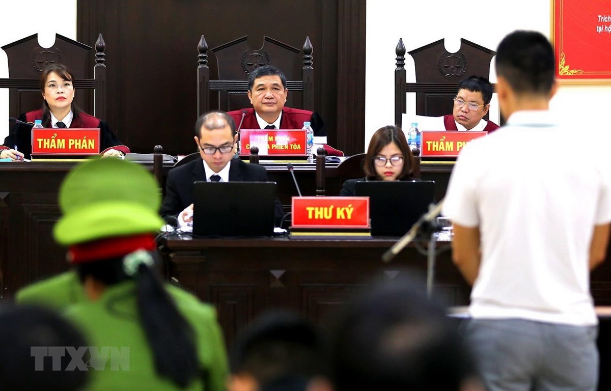 Chủ tọa phiên tòa Nguyễn Vinh Quang xét hỏi các bị cáo. (Ảnh: Trung Kiên/TTXVN)