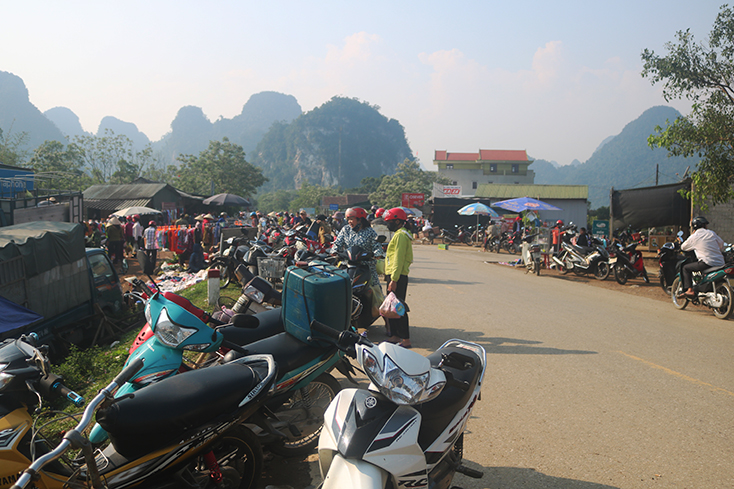 Ngang nhiên để xe máy ra lòng, lề đường Hồ Chí Minh (trước chợ Trung Hoá), gây mất an toàn giao thông.
