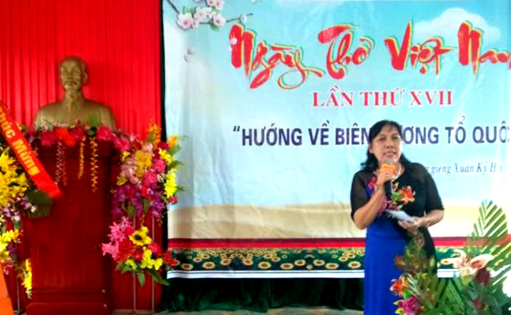 Nhà thơ TRẦN THỊ THU HUỀ tại Ngày thơ Việt Nam “Hướng về biên cương Tổ quốc” năm 2019.