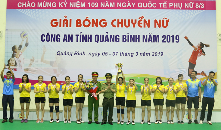 Lãnh đạo Công an tỉnh trao giải nhất cho đội bóng chuyền Công an Bố Trạch