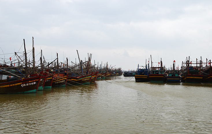 Tàu cá của ngư dân neo đậu ở Khu neo đậu tàu thuyền tránh, trú bão trên sông Gianh.