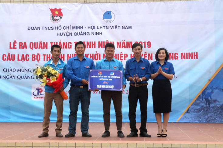 Đại diện Hội LHTN huyện Quảng Ninh tặng hoa chúc mừng Ban điều hành CLB.