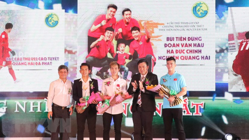  Trao giải Nhì và Ba cho các tuyển thủ Việt Nam và cầu thủ Đỗ Duy Mạnh (Cầu thủ Tiến Linh nhận thay). (Ảnh: Tiến Lực/TTXVN)