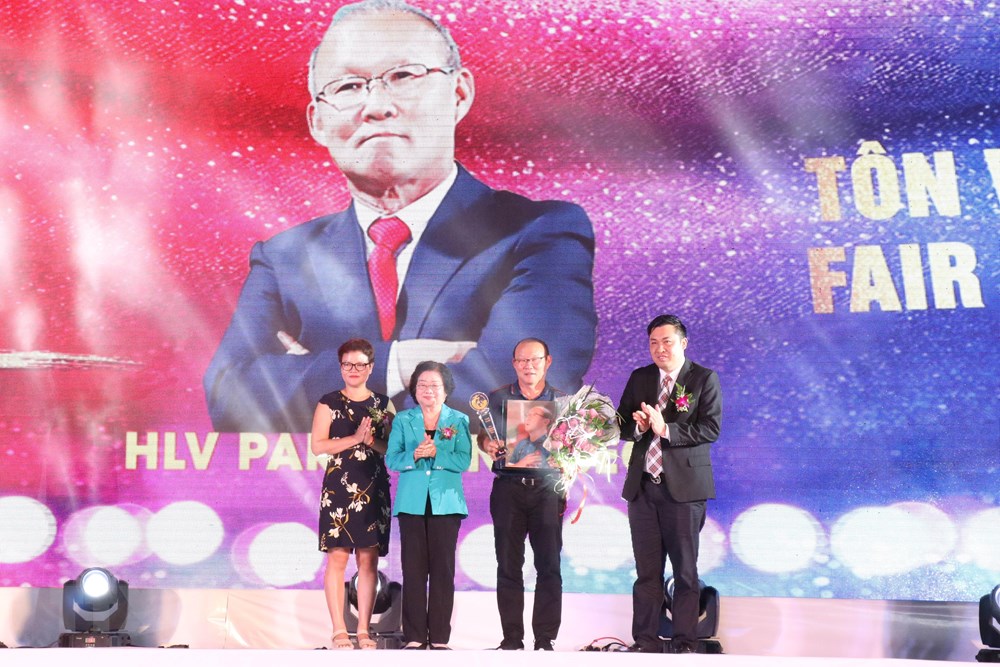  Nguyên Phó Chủ tịch nước Trương Mỹ Hoa trao giải Vinh danh Fair Play cho Huấn luyện viên trưởng đội tuyển Việt Nam Park Hang-seo. (Ảnh: Tiến Lực/TTXVN)