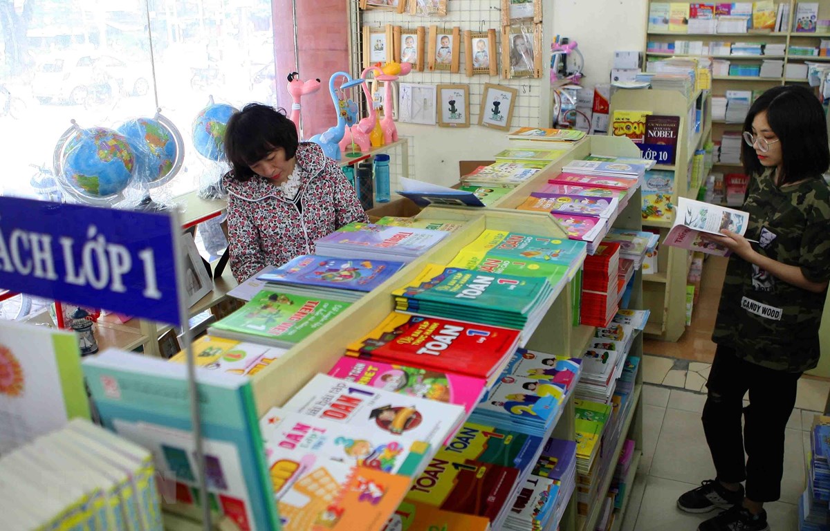 Phụ huynh mua sách giáo khoa tại cửa hàng của Nhà Xuất bản Giáo dục Việt Nam. (Ảnh: Thanh Tùng/TTXVN)