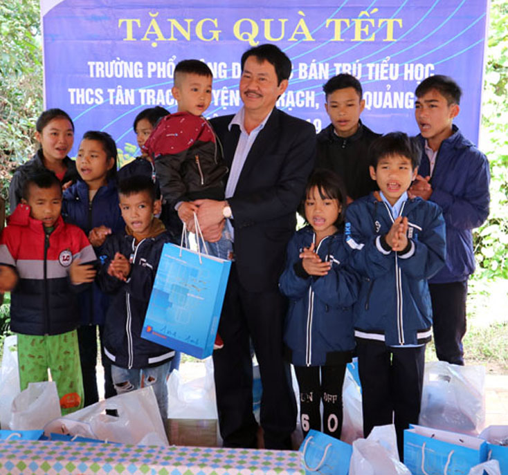 Lãnh đạo Công tý Xăng dầu Quảng Bình trao quà cho học sinh bán trú xã Tân Trạch, huyện Bố Trạch.