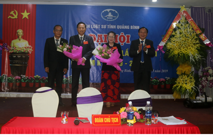 Đồng chí Trần Hải Châu, Uỷ viên Ban Thường vụ, Trưởng ban Nội chính Tỉnh ủy tặng hoa chuc mừng Ban chủ nhiệm Đoàn Luật sư tỉnh Quảng Bình lần thứ VII, nhiệm kỳ 2019-2023 .
