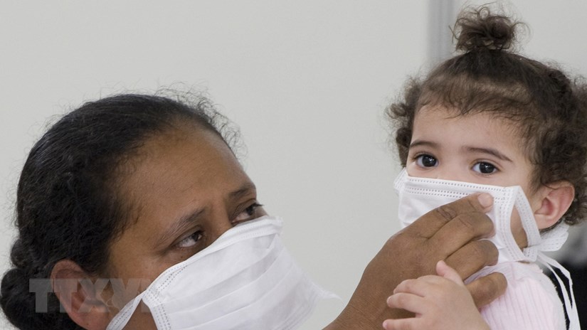  Bệnh nhân đeo khẩu trang phòng dịch cúm A(H1N1) tại bệnh viện Miguel Couto ở Rio de Janeiro, Brazil. (Ảnh: AFP/TTXVN)
