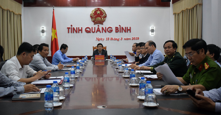Đồng chí Nguyễn Xuân Quang, Ủy viên Ban Thường vụ Tỉnh ủy, Phó Chủ tịch thường trực UBND tỉnh chủ trì hội nghị trực tuyến tại điểm cầu tỉnh ta.
