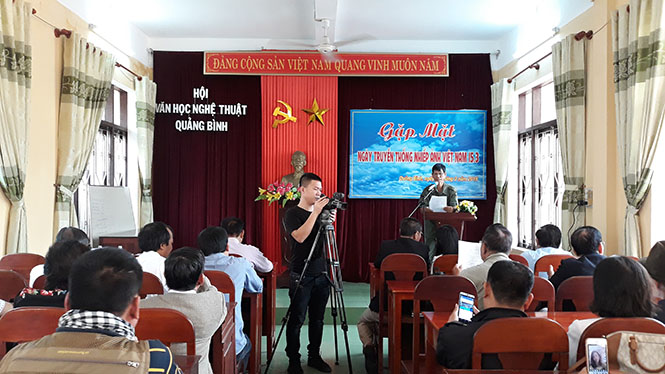 Các đại biểu cùng nhau ôn lại chặng đường lịch sử của nhiếp ảnh Việt Nam