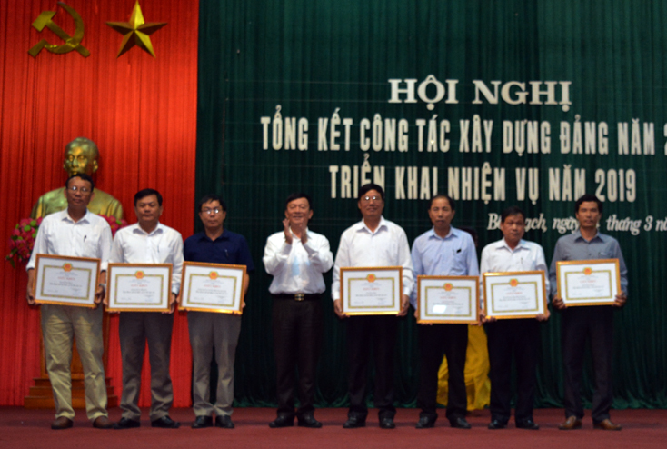 Bí thư Huyện ủy Bố Trạch Phan Văn Gòn khen tặng các TCCSĐ hoàn thành xuất sắc nhiệm vụ tiêu biểu năm 2018.