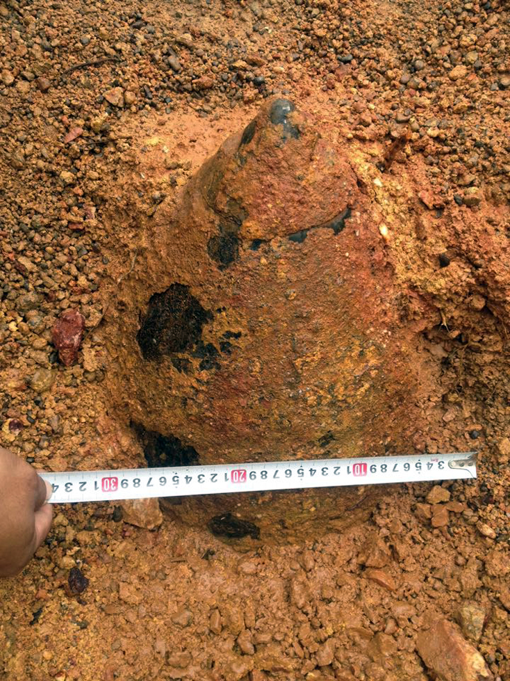 Quả bom được phát hiện trong lúc đào móng làm nhà tại Tiểu khu 4, thị trấn Quán hàu, huyện Quảng Ninh.