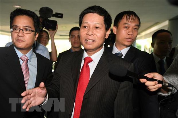 Malaysia quyet dinh hoan phien xet xu nghi pham Doan Thi Huong hinh anh 1Đại sứ Việt Nam tại Malaysia Lê Quý Quỳnh (giữa) tới dự phiên xét xử của Tòa án Shah Alam ở ngoại ô Kuala Lumpur, ngày 14/3/2019. (Ảnh: AFP/TTXVN)