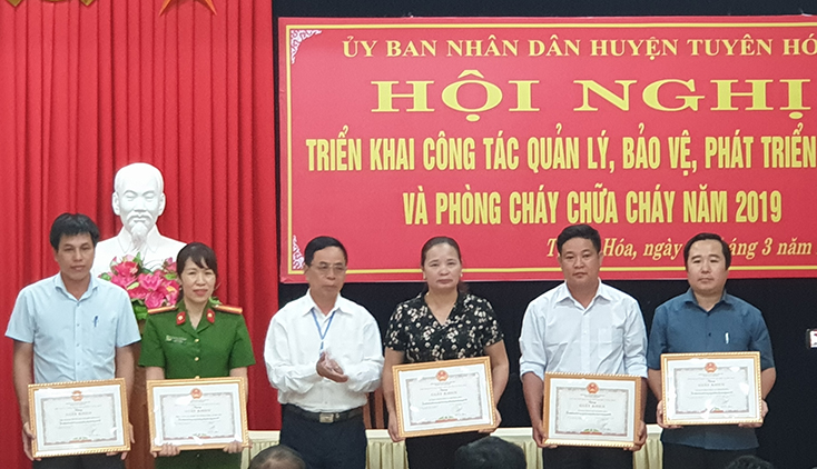 Lãnh đạo UBND huyện Tuyên Hóa trao giấy khen cho các tập thể có thành tích xuất sắc trong công tác QLBVR và PCCCR năm 2018.