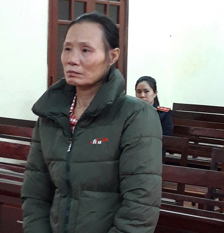 Bị cáo Cao Thị Lưu tại phiên xét xử của Tòa án nhân dân huyện Minh Hóa.