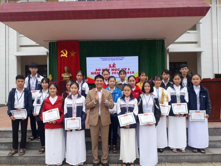 Trường THPT Hoàng Hoa Thám khen thưởng các học sinh có thành tích cao trong học tập.