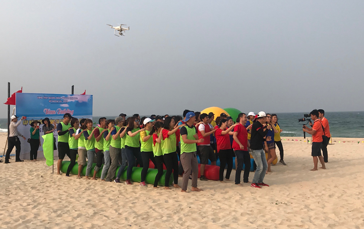 Người lao động Việt Nam và chuyên gia, cố vấn người nước ngoài trải nghiệm các hoạt động vui chơi tập thể tại bờ biển Bảo Ninh