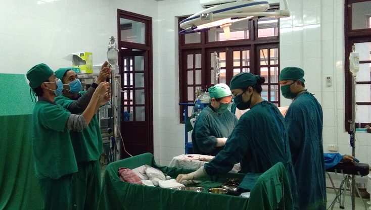 Các bác sỹ Bệnh viện đa khoa huyện Minh Hóa áp dụng kỹ thuật mới để phẫu thuật cho bệnh nhân.