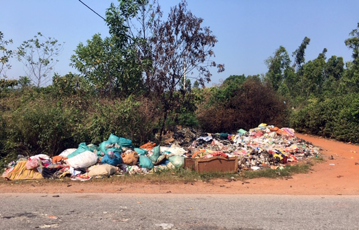 Nhiều đống rác thải khá lớn được tập kết hai bên tuyến đường Hồ Chí Minh, đoạn qua huyện Quảng Ninh.