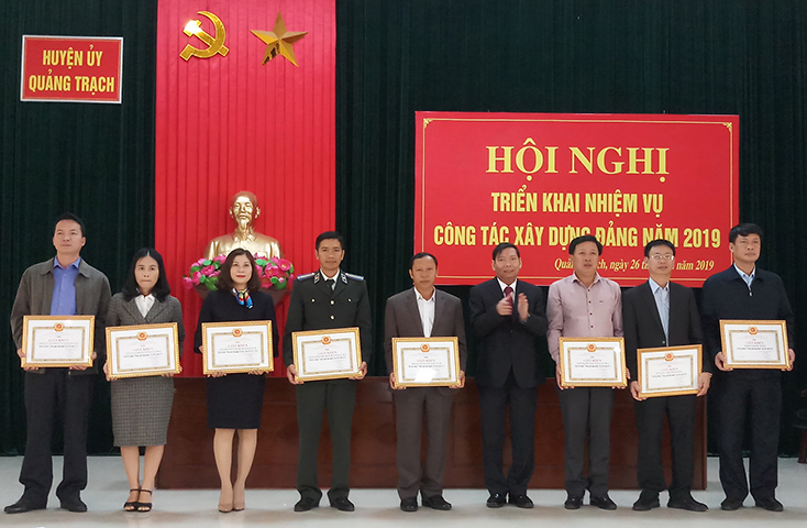 Ban Thường vụ Huyện ủy Quảng Trạch trao giấy khen cho các cá nhân, tập thể có thành tích xuất sắc trong công tác xây dựng Đảng.