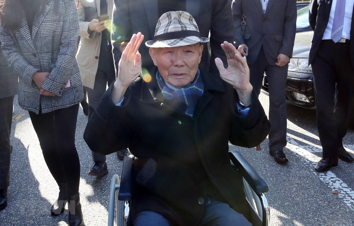 Ông Lee Chun-sik (phía trước), lao động bị cưỡng bức thời chiến tranh, sau một phiên tòa tại Seoul, Hàn Quốc ngày 30-10-2018. (Ảnh: Yonhap/TTXVN)