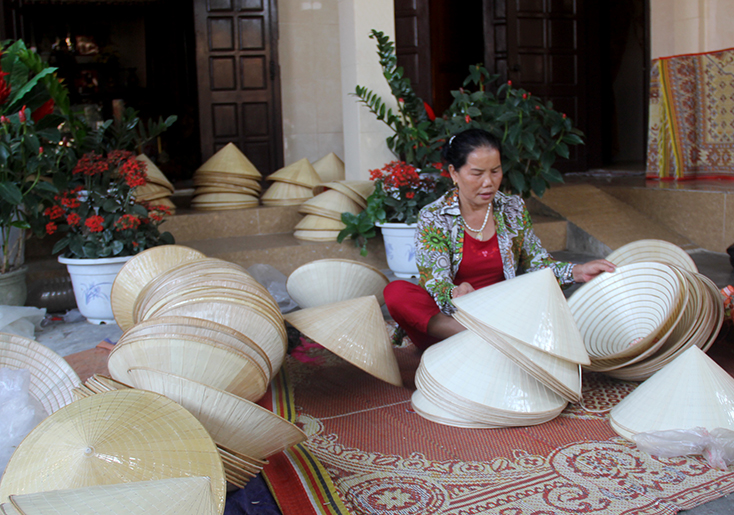 Thiếu vốn và lao động, chị Nguyễn Thị Lan gặp nhiều khó khăn trong việc mở rộng cơ sở thu mua nón lá.