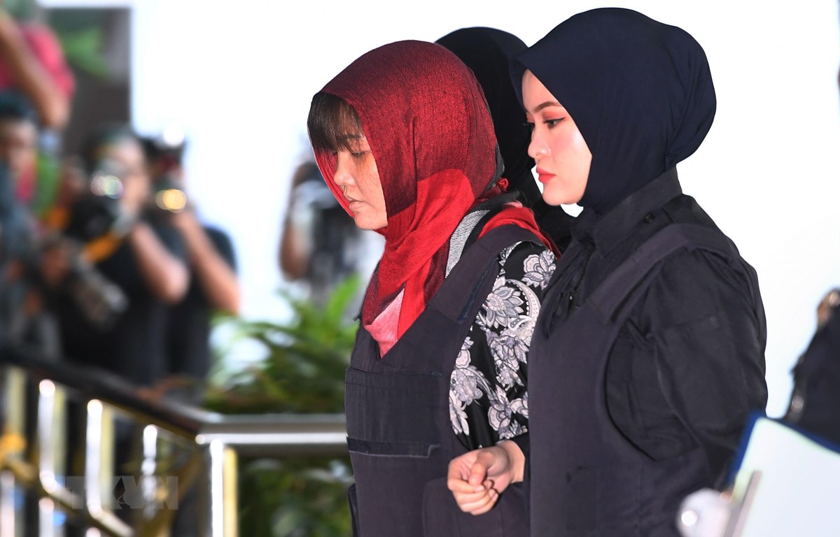 Cảnh sát áp giải Đoàn Thị Hương (thứ 2, phải) tới Tòa án Shah Alam, ngoại ô Kuala Lumpur, Malaysia, ngày 14-3-2019. (Nguồn: AFP/ TTXVN)