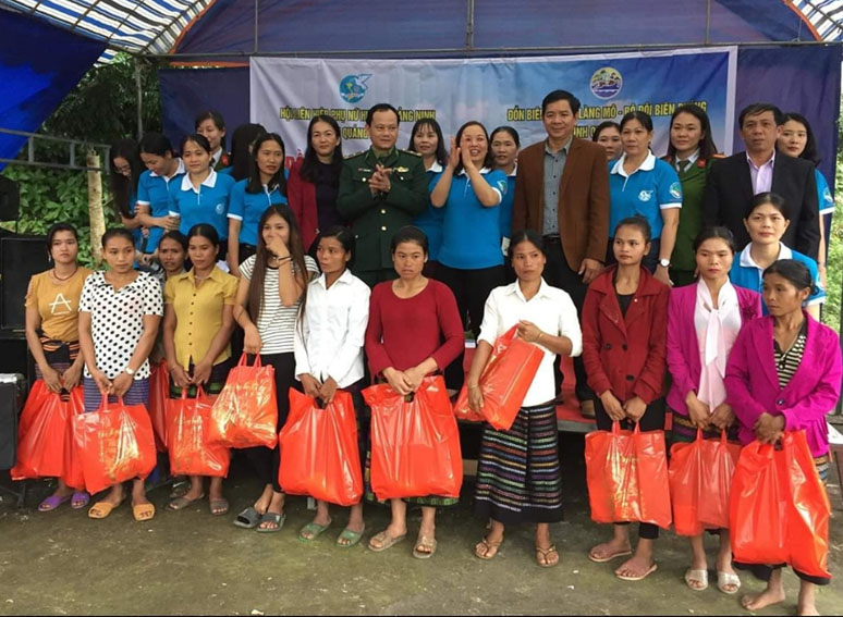 Hội LHPN huyện Quảng Ninh trao tặng quà cho các hội viên có hoàn cảnh khó khăn tại xã Trường Sơn (Quảng Ninh).