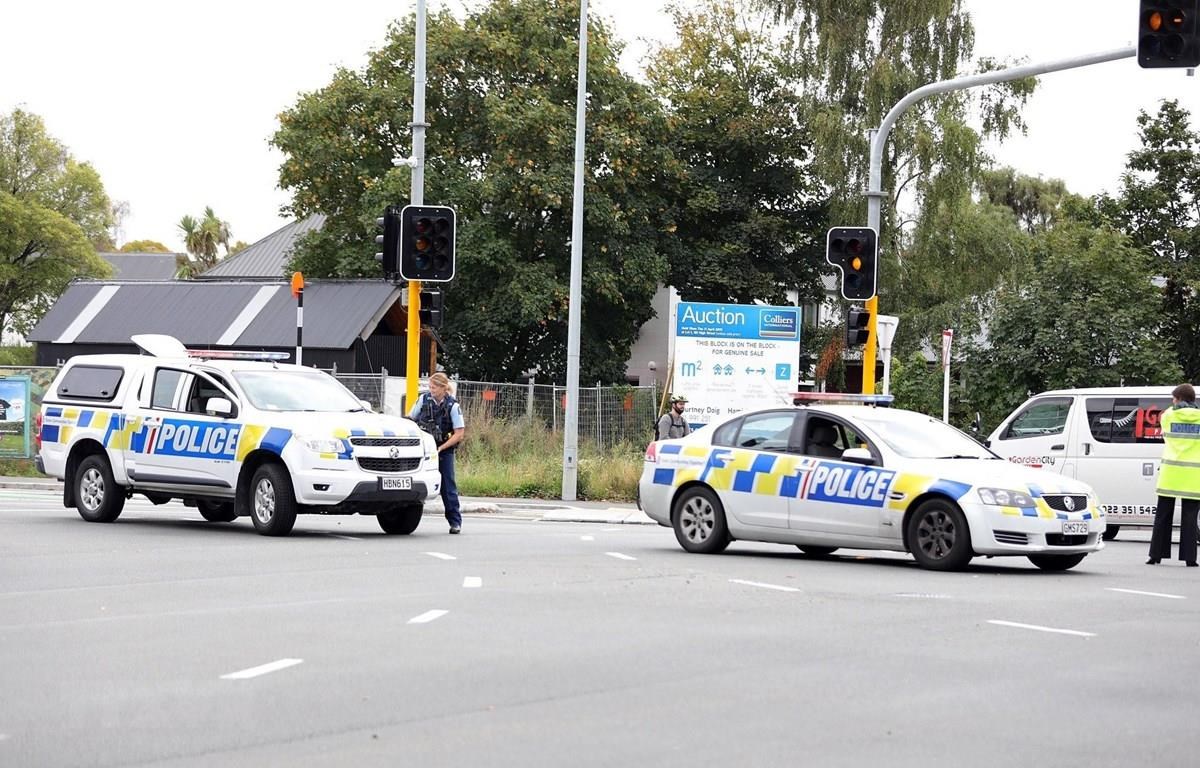 Lực lượng đặc nhiệm New Zealand phong tỏa tuyến đường gần đền thờ Hồi giáo ở Christchurch sau vụ xả súng ngày 15-3-2019. (Nguồn: AFP/TTXVN)