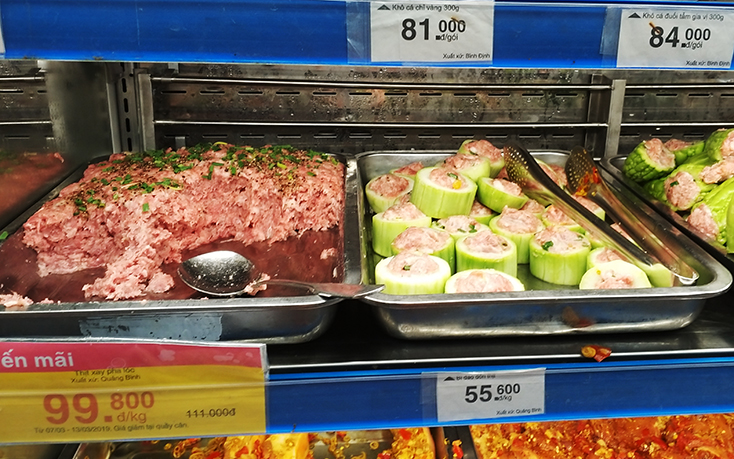 Các sản phẩm thịt lợn bày bán ở siêu thị Co.opMart Quảng Bình.   