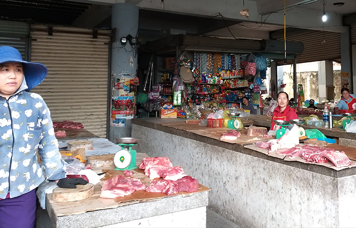 Những quầy hàng thịt đìu hiu vắng khách tại chợ Đồng Mỹ.  
