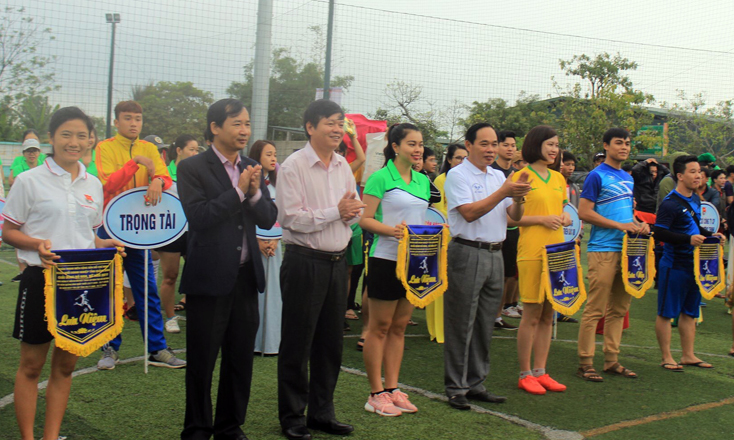 Lãnh đạo Khối Doanh nghiệp trao cờ lưu niệm các đội tham gia giải.