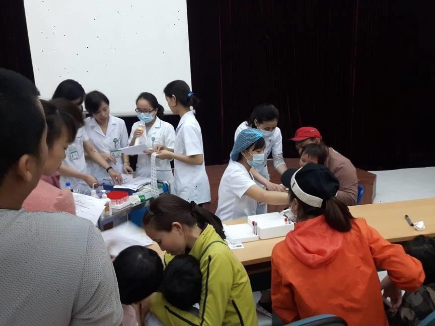 Trẻ đến khám tại Bệnh viện Bệnh Nhiệt đới Trung ương. (Ảnh: PV/Vietnam+)