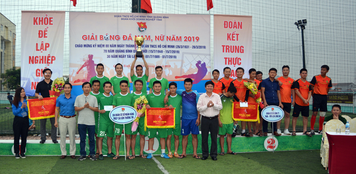 Lãnh đạo Đảng ủy Khối Doanh nghiệp tỉnh trao giải nhất nhì ba các đội bóng đã nam.