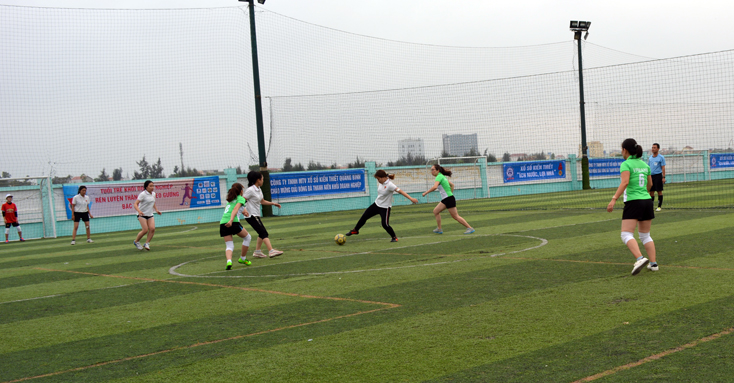 Trận đấu Chung kết các đội nữ thanh niên Khối Doanh nghiệp.