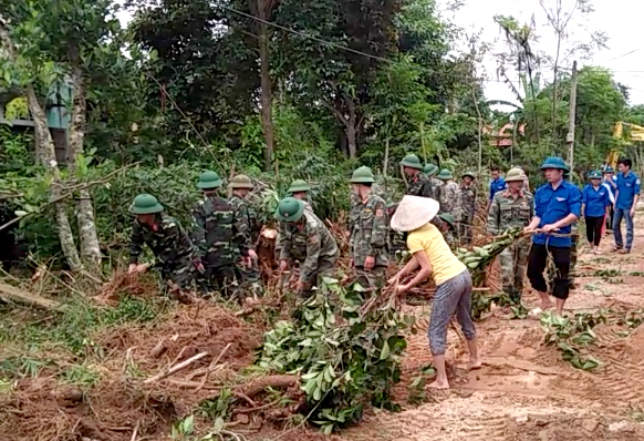Cán bộ, nhân viên Kho K3, Cục Kỹ thuật Quân khu 4 giúp nhân dân xã Vạn Ninh xây dựng nông thôn mới.