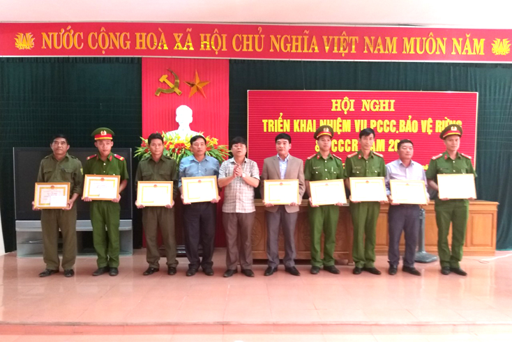 Đại diện lãnh đạo huyện Quảng Ninh trao giấy khen cho 9 tập thể thực hiện tốt công tác PCCC, bảo vệ rừng và PCCCR năm 2018.